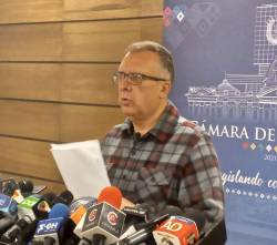Para cambiar el modelo económico y eliminar la elección judicial, Alarcón presenta proyecto para reforma parcial de la CPE
