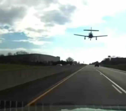 Video: ¡Impactante! Avioneta aterriza de emergencia en una autopista