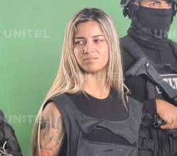 Con una sonrisa en el rostro, así apareció la hermanastra de Sebastián Marset durante la presentación de aprehendidos 