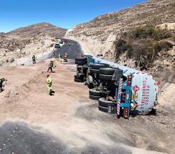 Cisterna boliviana con más de 20.000 litros de gasolina se accidenta en Chile 