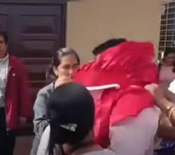 Comunarios agreden a un juez e intentan ponerle una pollera y una blusa por suspender audiencia
