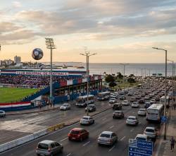Insólito: Una pelota salió del estadio de fútbol y provoca un choque de vehículos en plena carretera 