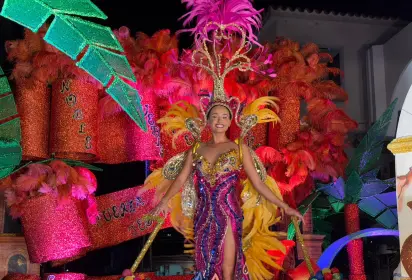 Camila I derrocha belleza y alegría en la tercera precarnavalera cruceña