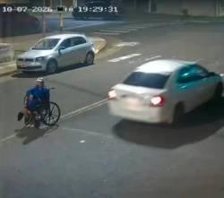 Pedía monedas: Hombre en silla de ruedas fallece tras ser atropellado por un vehículo 