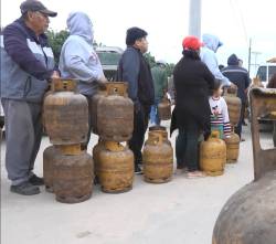 Santa Cruz: YPFB atribuye las filas por gas en garrafa a un “incremento estacional del consumo”