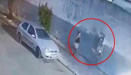 Cámara de seguridad filmó el momento en que una mujer es aplastada por un muro cuando caminaba por una calle 