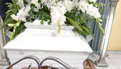 Afirman que cadáver de un hombre fue sacado de un salón velatorio por su “familia actual”