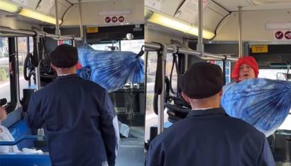 “¿Dónde está el cartel de prohibido hamacas?”, hombre cuelga una mecedora dentro de un bus en Nueva York y causa revuelo