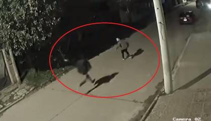 Video: Trataron de robarle el celular, se resistió y lo mataron con una puñalada en el cuello 