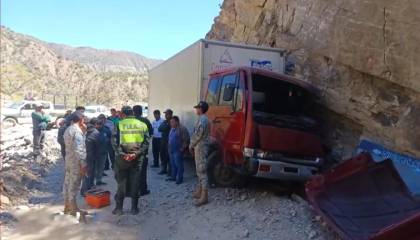 Camión choca contra una peña y deja una víctima fatal y un herido en la ruta Anzaldo - Cochabamba