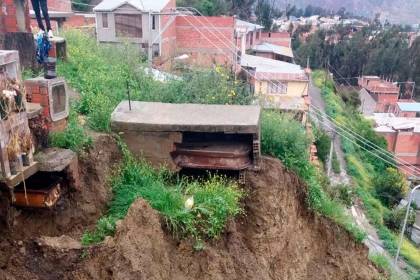 La Paz: Nichos terminan al descubierto tras el deslizamiento en el cementerio de Ovejuyo 