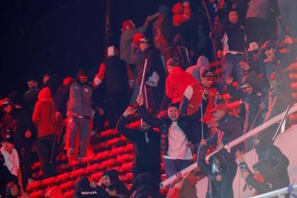 Al menos 10 heridos y 90 detenidos tras violencia en el partido Independiente-U de Chile