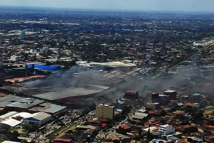 Tras 36 horas de intenso trabajo, el fuego en Barrio Lindo ha sido extinguido pero el ingreso está prohibido por seguridad