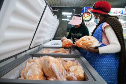 La Paz: Vendedores de carne pollo acordaron exponer a cuánto les llega este producto