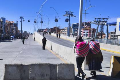Viajeros dicen que recorren largas distancias para llegar al aeropuerto de El Alto debido a los bloqueos