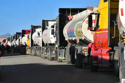 Llega a La Paz otro convoy con diésel y gasolina desde Perú; YPFB alista la descarga en Arica ante las filas en el país