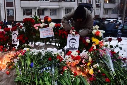 Un manto de flores cubre la tumba del opositor ruso Navalni en Moscú