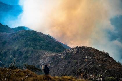 Más bomberos llegan a los valles cruceños para sofocar incendios en municipios de la provincia Florida 