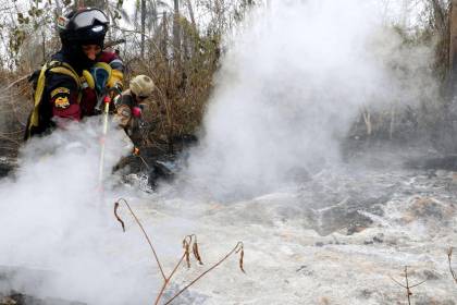 Expertos chilenos trabajan en Concepción junto a bomberos bolivianos para sofocar incendios