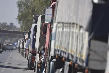 Transportistas denuncian que continúan las filas por combustible tras levantarse los bloqueos