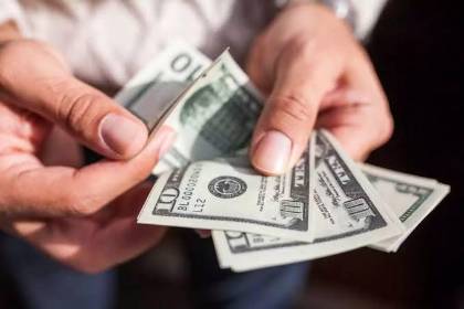 Microempresarios denuncian que la subida del dólar incrementa el precio de la materia prima