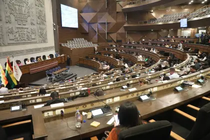 Lara instala sesión para interpelar a Espinoza, quien pidió la reprogramación