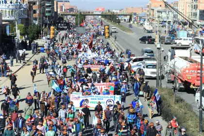 Los evistas marchan desde cuatro puntos hacia el TSE para defender la postulación de Evo pese al fallo del TCP