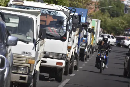 Se reducen las filas por gasolina en la capital cruceña, pero las hileras de vehículos en busca de diésel llevan meses sin solución