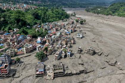 Al menos 55 muertos y 403 desaparecidos en la riada masiva en Nepal