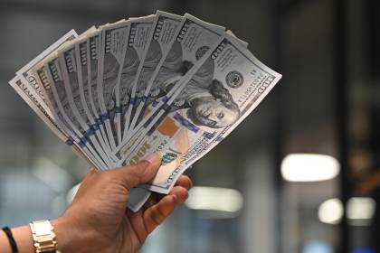 El dólar oficial cae a Bs 12,04 para el viernes, una caída de 38 centavos en una sola jornada