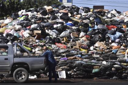 Montañas de basura cubren las calles de Cochabamba a 12 días del conflicto por el manejo de residuos 