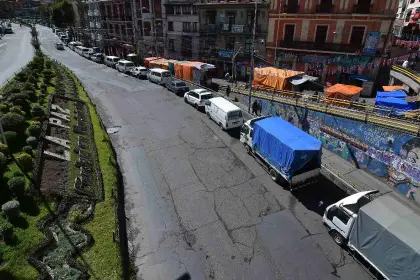 “No existe gasolina para trabajar”: Choferes cumplen el tercer día de paro indefinido a la espera del diálogo con el Gobierno
