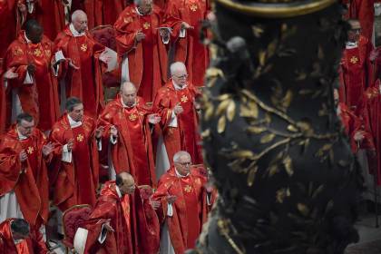 Se instala el cónclave en la capilla Sixtina para elegir al nuevo papa