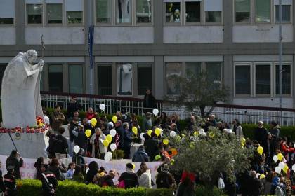 El papa Francisco admite que enfrenta “un momento de prueba” desde el hospital