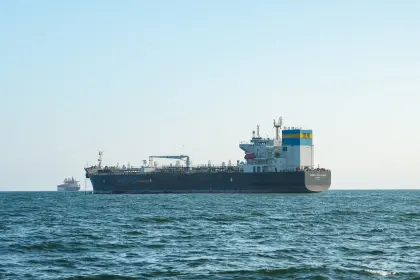 Unos 80 millones de litros de combustible comienzan a llegar al país, pero los bloqueos perjudican, advierte Arce