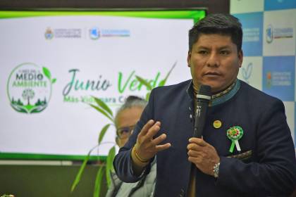 “Desbloquee, señor gobernador”: Increpan a Leonardo Loza en medio de un acto