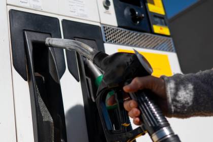 ¿Nuevo incremento del precio del petróleo afectará a los combustibles en Bolivia?, esto dice un economista
