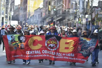Ampliado de la COB decide mantener medidas de presión, descarta diálogo, pero anuncia corredores humanitarios, según dirigente