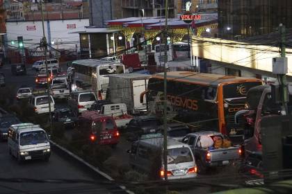 A un mes del Estado de excepción, la situación del diésel no se resuelve y las filas siguen