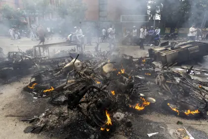 Muere quemada la esposa de un ex primer ministro de Nepal tras protestas por decisión del Gobierno de bloquear redes sociales