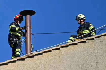 Se instala la chimenea en la Capilla Sixtina para el cónclave, que inicia el 7 de mayo