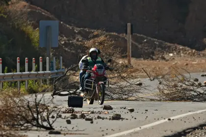 Continúan los bloqueos en la ruta nueva Cochabamba - Santa Cruz pese a la presencia policial