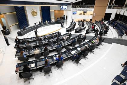 Congreso de El Salvador controlado por Bukele discute la reelección presidencial indefinida