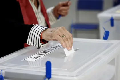 Elecciones en Chile: Mesas cierran tras jornada con alta participación, aglomeraciones y ausencia de incidentes 