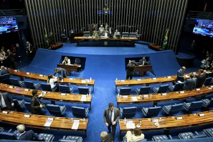Congreso brasileño aprueba ley para rebajar la pena de cárcel de Bolsonaro