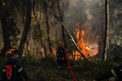 Dos helicópteros chocan mientras combatían un incendio en Grecia