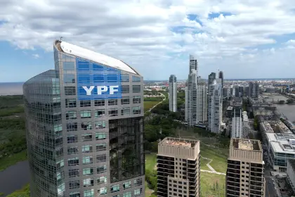 Justicia de EEUU ordena al Estado argentino renunciar a su 51% de la petrolera YPF