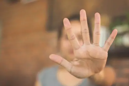 Adolescente es víctima de agresión brutal: sujeto de 22 años la deja con cortes en rostro, cuello y manos