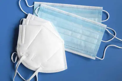 Cataluña decreta uso de barbijo en centros de salud y residencias de adultos mayores por el auge de una gripe 