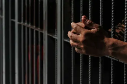 El padre que es dueño de un arma que fue llevada a un colegio será puesto ante un juez cautelar este jueves